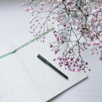 douman.net 用户支持专员苏禾正在整理反馈邮件，屏幕上是分类清晰的投诉处理记录表格